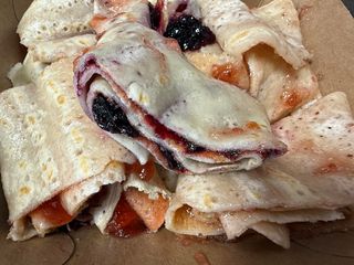 Палачинка с конфитюр боровинки