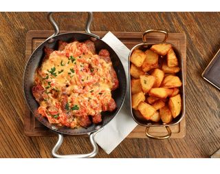 Ćevapi u sosu od kajmaka