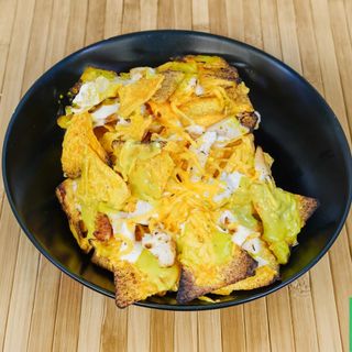 Nachos de carne con pique. 