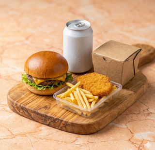 Hamburger ,patatine, bevanda e una sorpresa