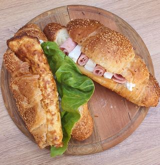 Sendvič kroasan sa omletom