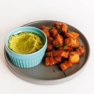 CHICHARRONES CON GUACAMOLE
