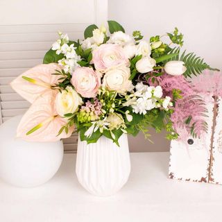 Buchet de primavara cu ranunculus, lisianthus si anthurium