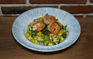 მანგო-ავოკადოს სალათი კრევეტებით