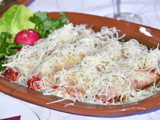 Paprika sa sirom u slanini