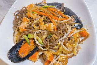 Spaghetti soba con misto di mare