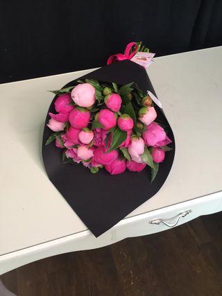 Buchet din Bujori Roz-Roz Pal în Hartie Neagra (2844)