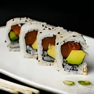 uramaki sake avocado