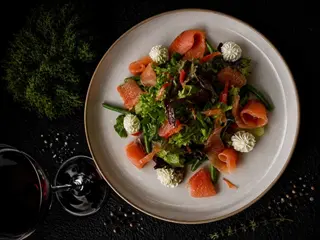 Салат з лососем, грейпфрутом та спаржею (250г)