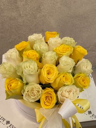 Cutie 23 trandafiri - 2 culori mixte