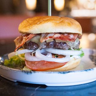 Burger Clásica Con Bacon