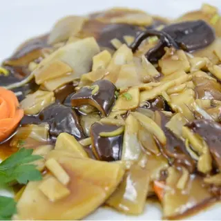 Brote De Bambú Con Setas Chinas Salteadas