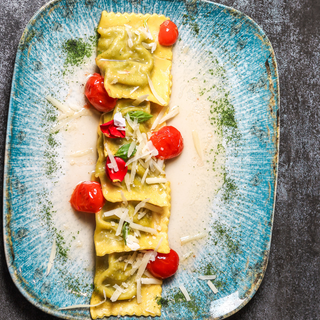 Raviolis de ricotta y espinacas con tomate cherry y albahaca