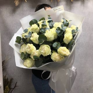 19 троянд сорту Mondial з евкаліптом 