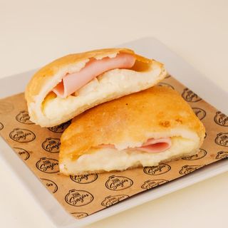 Empanada de jamón y queso