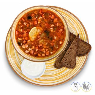 Sopa de tomate con carnes y olivas "Solyanka"
