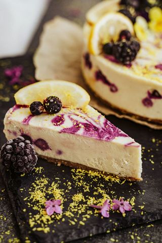 Felie tort cu lamaie si coacaze negre