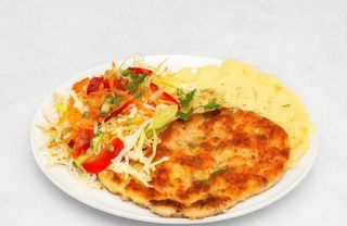 Kotlet z kurczaka z  puree i surówką