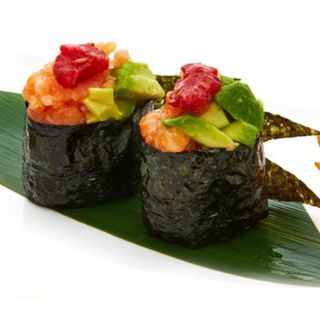 142. Gunkan salmon aguacate 4 Pcs