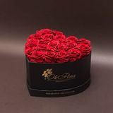 Trandafiri roșii în inimă neagră