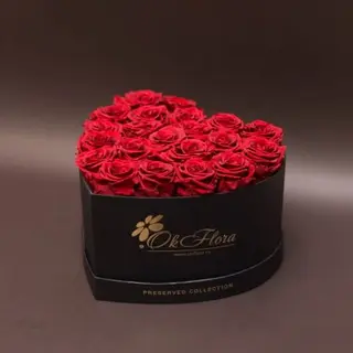 Trandafiri roșii în inimă neagră