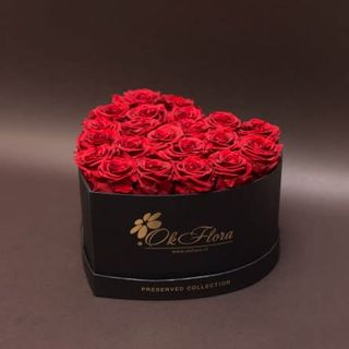 Trandafiri roșii în inimă neagră