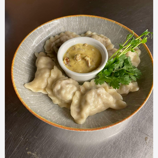 Pierogi z mięsem i sosem grzybowym 7 szt