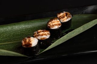 113 Maki Fuji 4pz Rotolo Di Alghe Con Interno Riso E Salmone Cotto