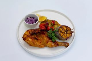 Pui tapaka cu salata coleslaw