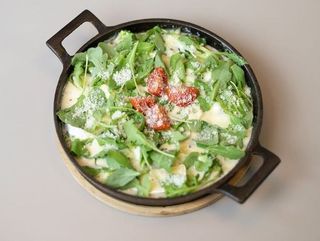 Serowa szakszuka z brokułami