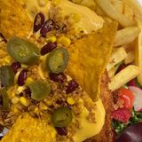 Chrupiący kurczak meksykański z frytkami i sałatką 