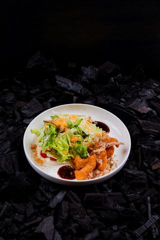 Salată Caesar cu creveți tonkatsu