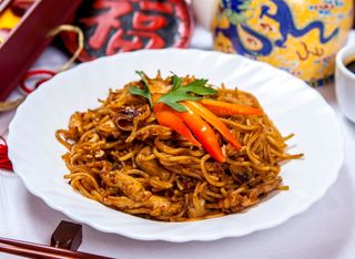 39. Spaghete prăjite cu fructe de mare și legume