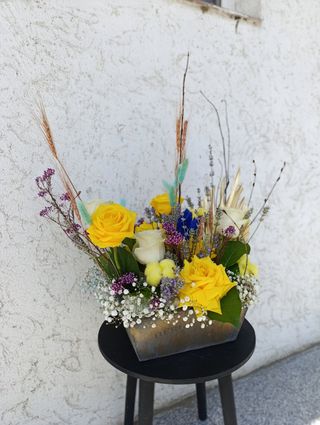 Aranjament floral galben in cutie din lemn