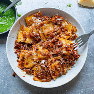 Ravioli di ricotta di pecora, spinaci con ragù