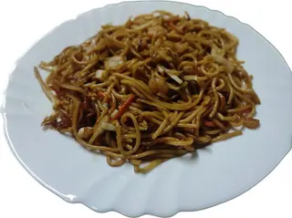 85.Spaghete prajite cu creveti si ou