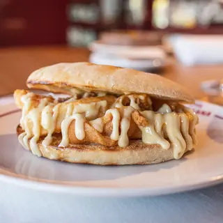 Mollete de calamares a la andaluza y mayonesa de ajos asados