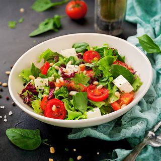 Микс зелени с сыром и черри