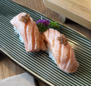 Nigiri De Salmón Flameado Con Perlas De Trufa (2 Uds.)