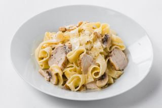 Фетучини с курицей и грибами