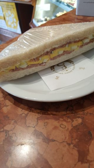 Tramezzino con uovo e salame