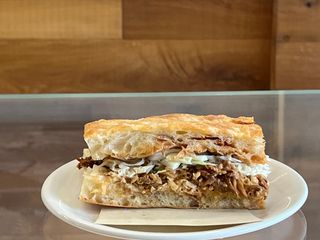 Panino con pulled pork e insalata coleslaw