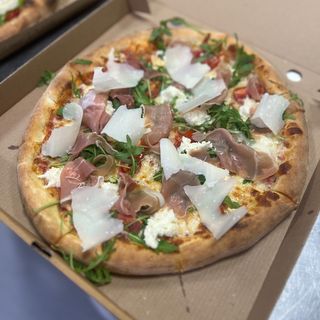 Pizza cu prosciutto și mozarella proaspătă 