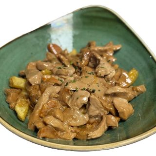 Delicias de pollo al Oporto con sus patatas fritas