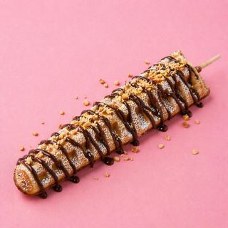 Вафельный стик с топпингом и посыпкой на выбор 