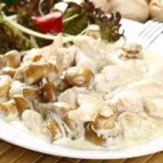 Pui cu sos alb și ciuperci