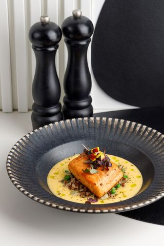 Somon la cuptor cu quinoa si mazare