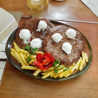 Pljeskavica na kajmaku 400g