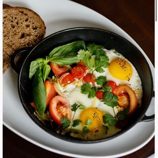 Яєчня глазуня з овочами ( подається з празьким хлібом)