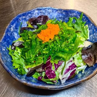 Ensalada goma wakame y tobiko 